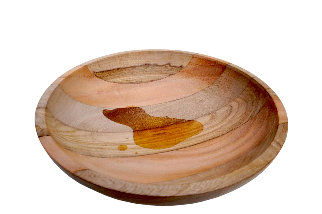 Bowl tazón de madera combinada recién torneado con unas gotas de aceite.