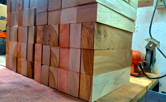 En el taller, cortes de madera